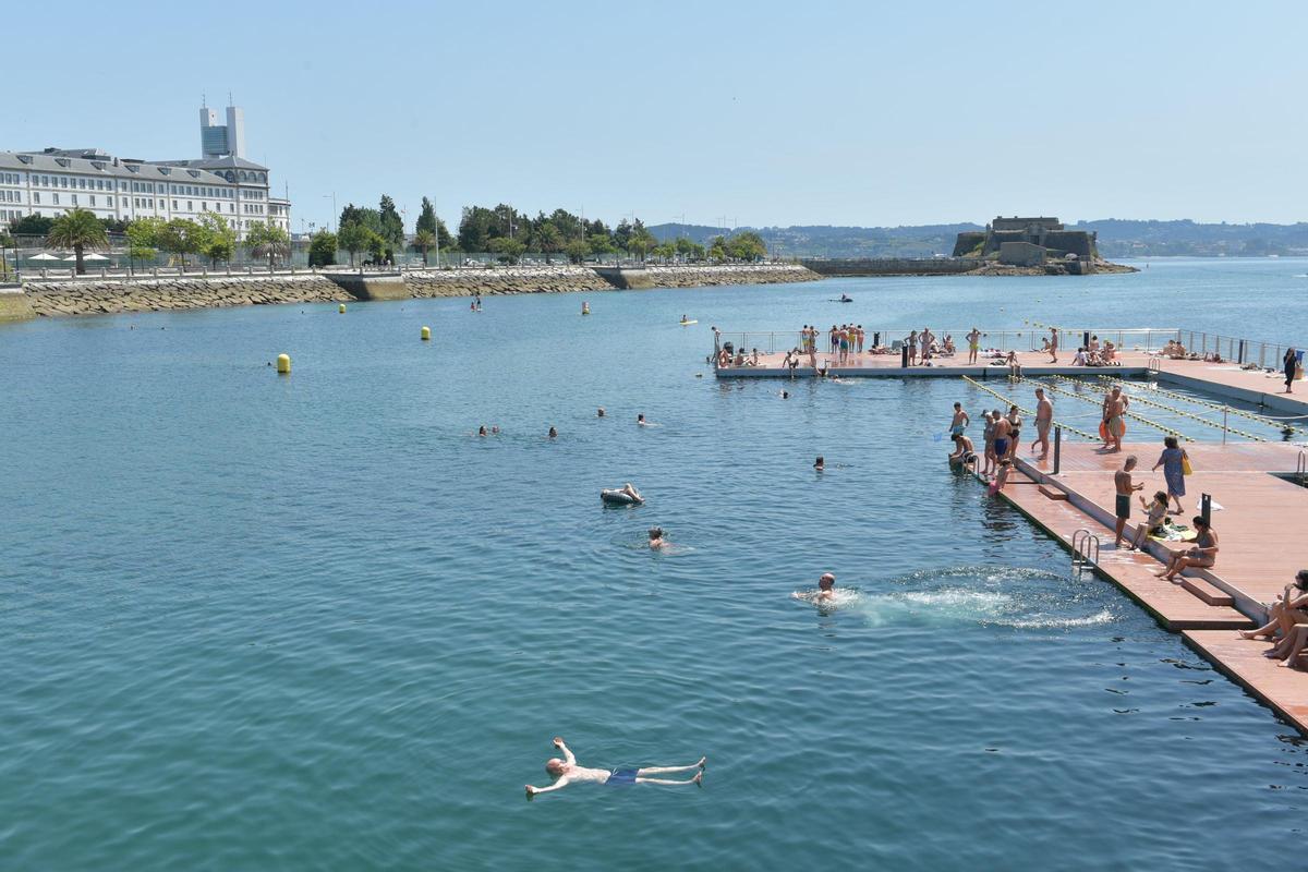 Los coruñeses se refugian en las playas y en el mar de las altas temperaturas Los coruñeses se refugian en las playas y en el mar de las altas temperaturas