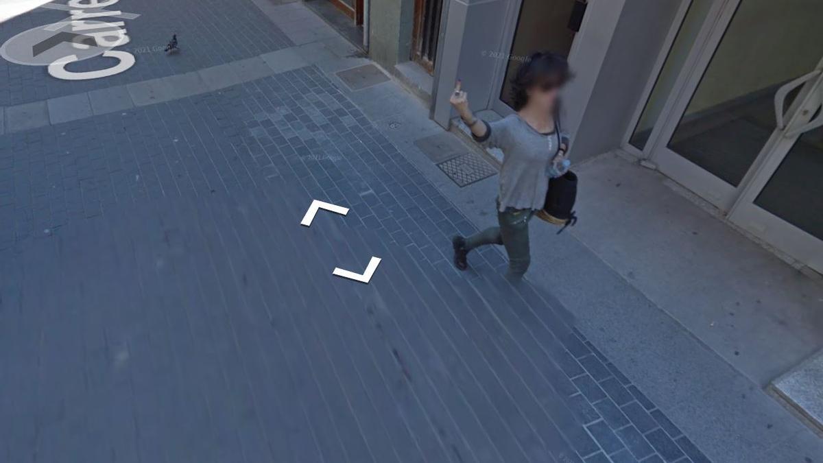 La dona atrapada fent un gest despectiu a Google Maps a Olot