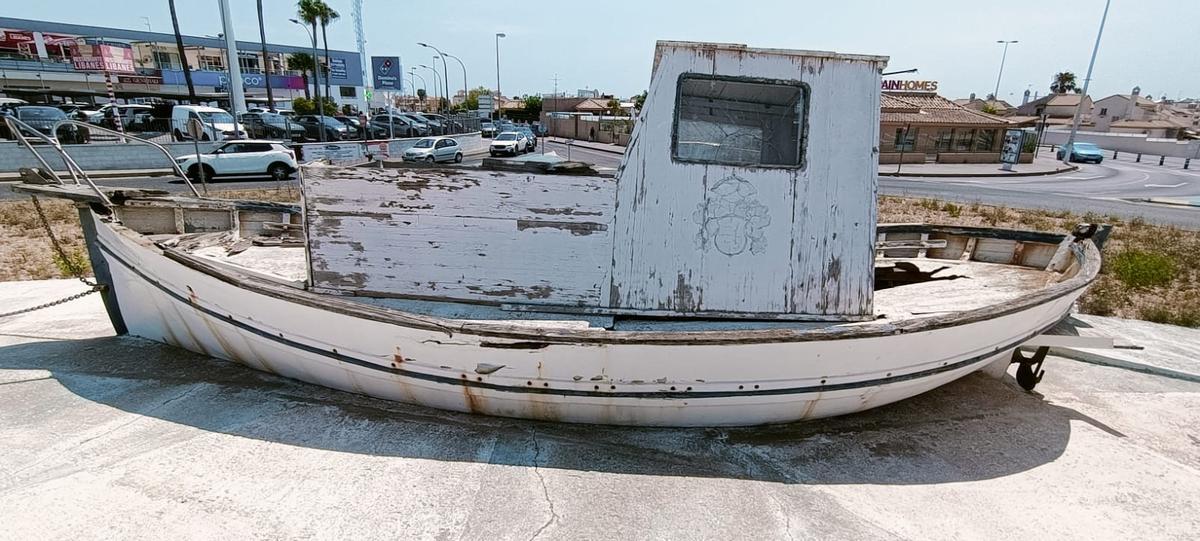 Barco en la rotonda que cruza la carretera de Villamartín en La Zenia