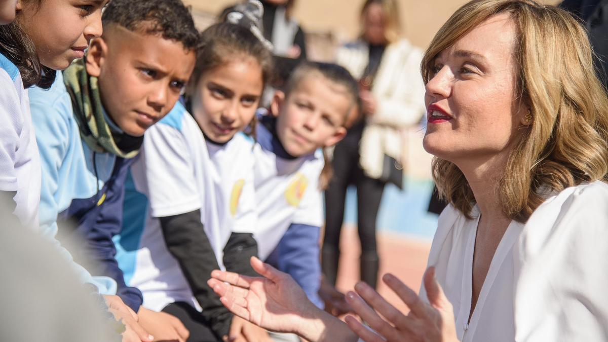 La ministra de Educación y Formación Profesional, Pilar Alegría, con los alumnos del CEIP Félix Rodríguez de la Fuente de Los Nietos, en Cartagena.