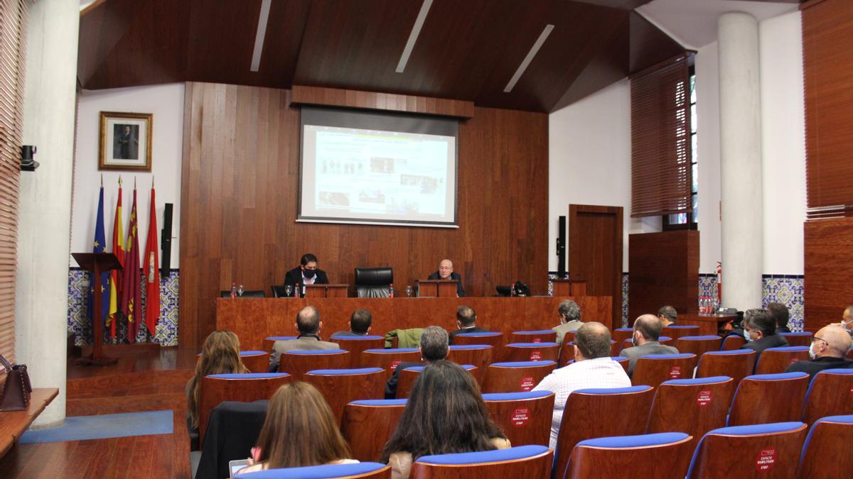 Momento de una de las ponencias de la Jornada organizada por la Cátedra de Ecoeficiencia Hídrica, perteneciente a la Red de Cátedras del Agua.