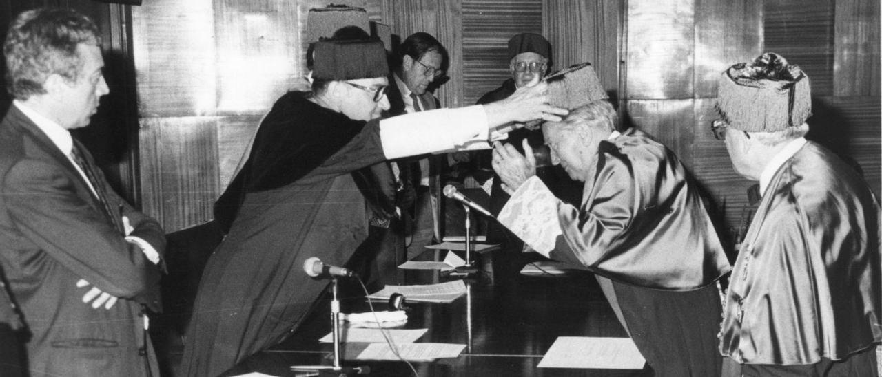 El rector de la UPC, Gabriel Ferraté, imposa el birret a Josep Noguera i Farreras com a doctor ‘honoris causa’, el 6 de juny de 1989 | UPCOMMONS