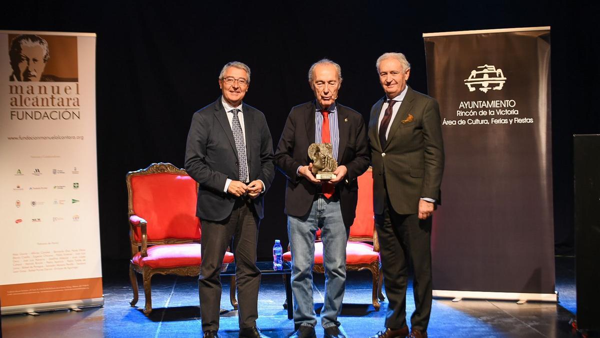El alcalde de Rincón de la Victoria y el presidente de la Fundación Manuel Alcántara, junto al poeta Luis Alberto de Cuenca