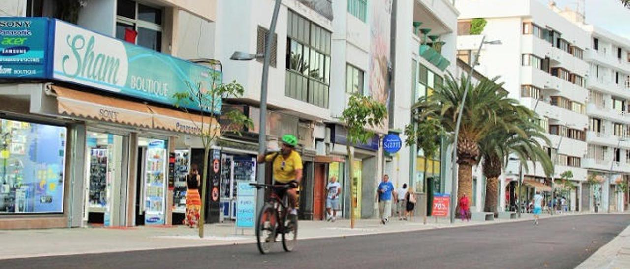 Aspecto de la avenida marítima frente al parque Ramírez Cerdá, sin ningún vehículo.