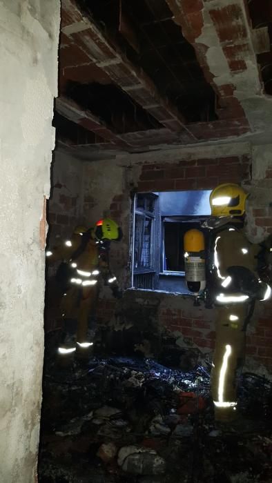 Cien vecinos desalojados por un incendio en una casa de Calp