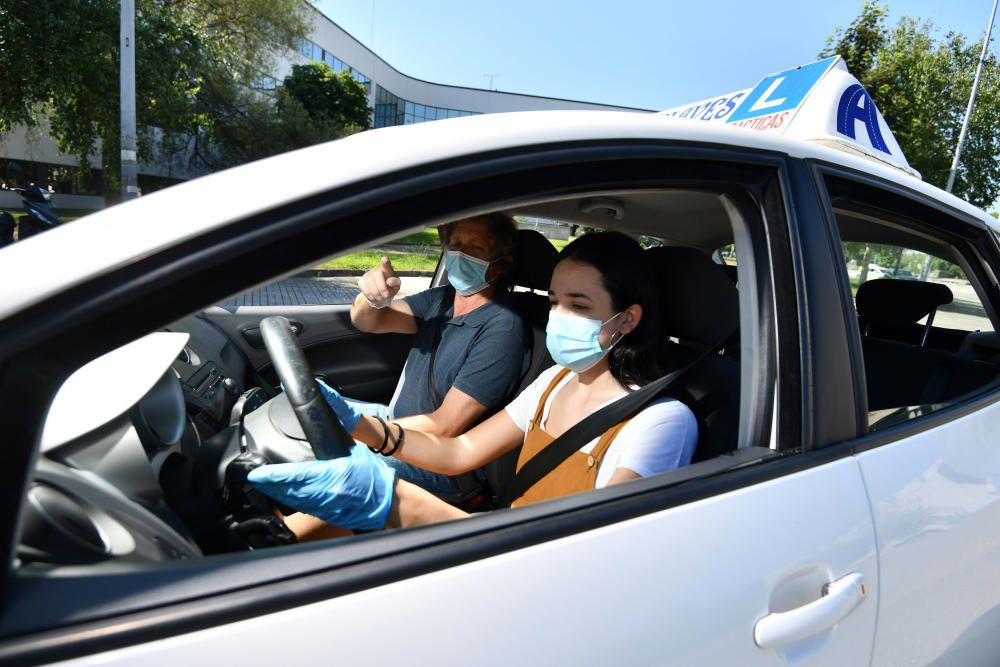 A sacarse el carné de conducir con guantes, gel y mascarilla