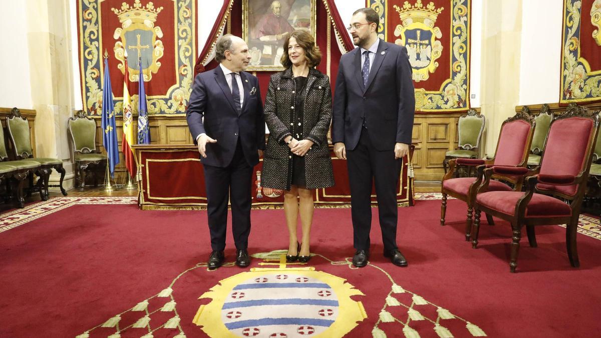 Ignacio Villaverde, Ángela Santianes y Adrián Barbón