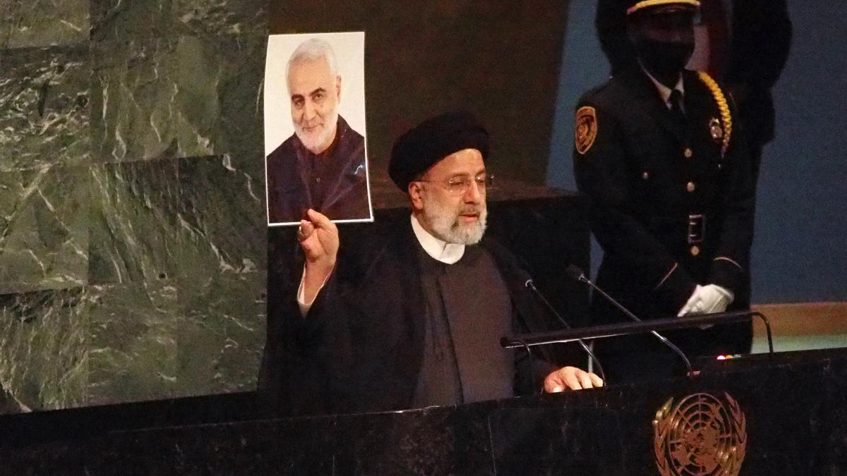 Ebrahim Raisi, presidente de Irán, sostiene una foto de Qassem Soleimani en la Asamblea General de la ONU.