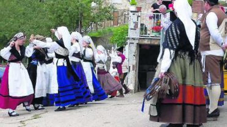 Un grupo de baile folclórico, ayer, en Ribono.