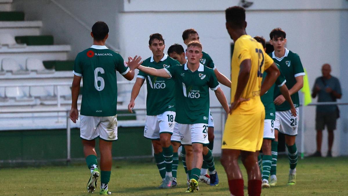 Los jugadores del Coruxo celebran uno de los goles.
