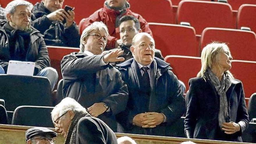 Andy Kohlberg, junto al presidente del Mallorca Monti Galmés, el pasado mes de febrero en el partido ante el Rayo.