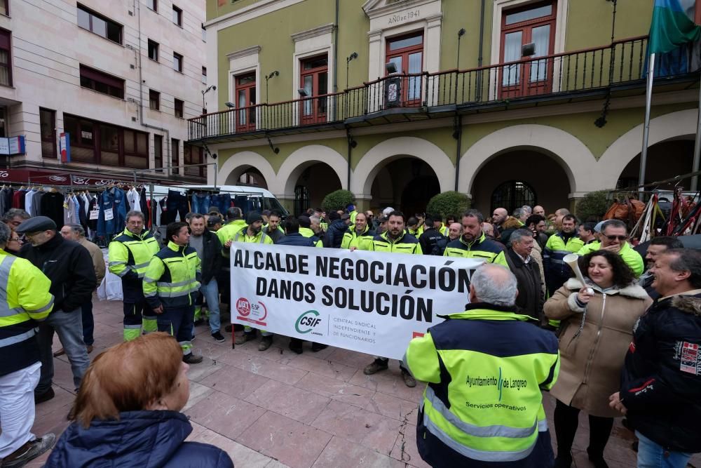 Protesta de trabajadores del Ayuntamiento de Langreo