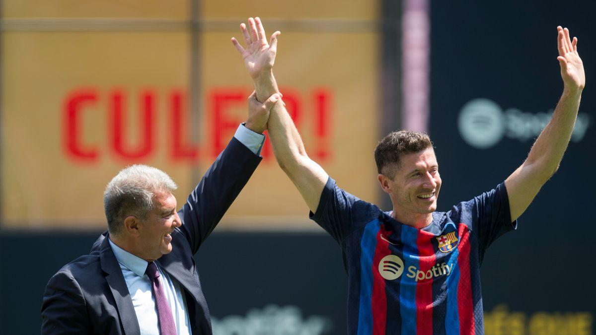 Lewandowski, presentando en el Camp Nou junto a un Laporta desatado