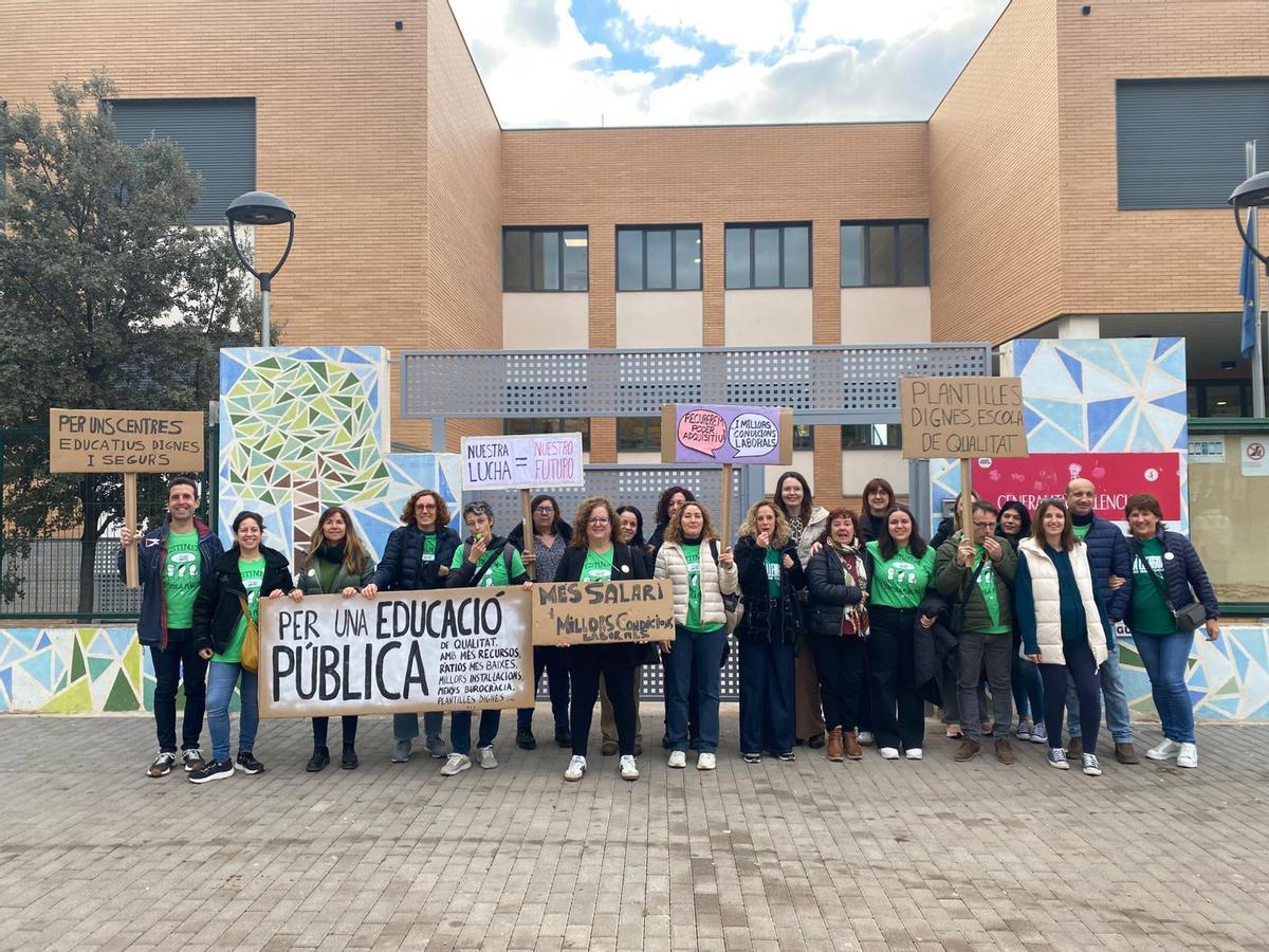 El profesorado del IES Honori Garcia de la Vall, ha protestado a las puertas del centro.