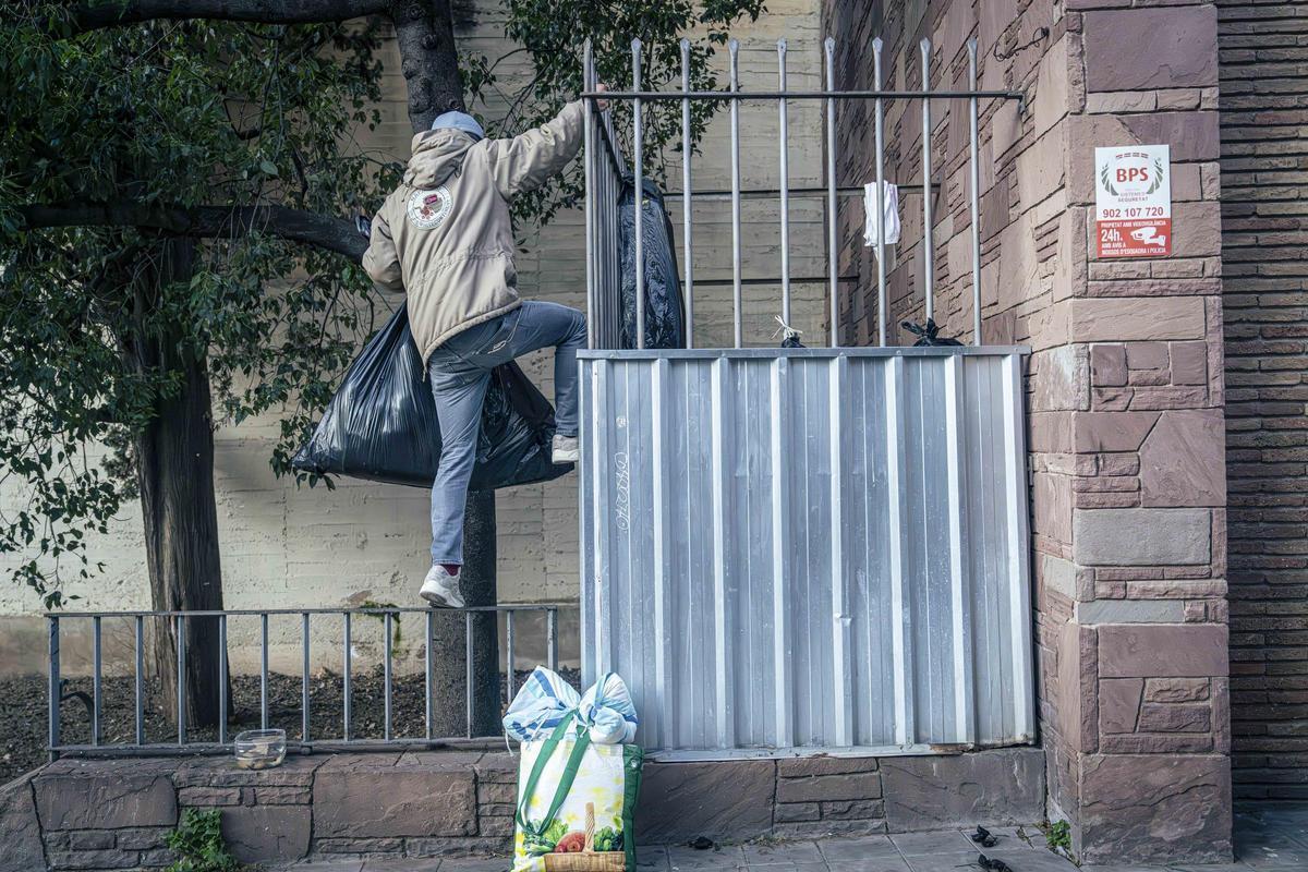 Cada matí, en Willy guarda les seves coses perquè ningú les robi