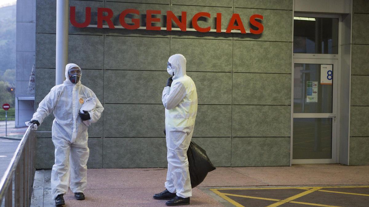 Tareas de desinfección en el exterior del hospital de Mieres durante la pandemia.