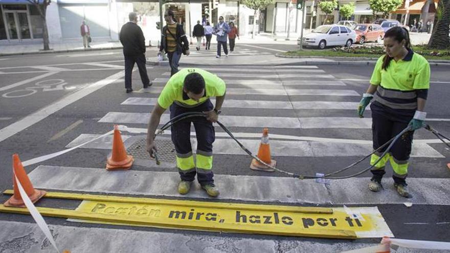 La policía local de Badajoz pinta mensajes en 120 pasos de cebra para prevenir atropellos