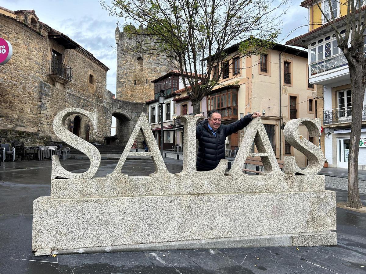Narciso Larrinaga, junto a las letras de Salas en el centro del pueblo.