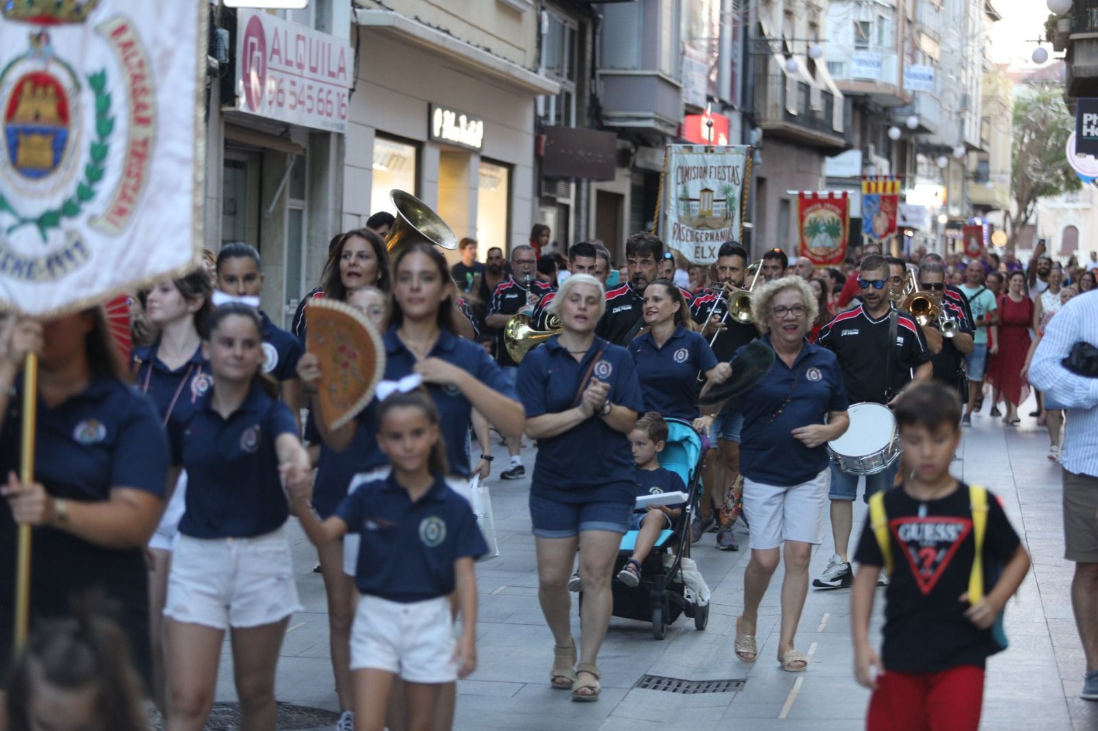 Pasacalles festero en Elche tras la Cridà