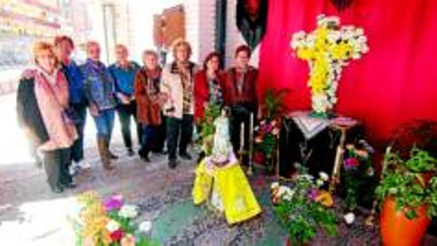 La parroquia de San Fernando y Santa Isabel celebra la festividad de la Cruz de Mayo