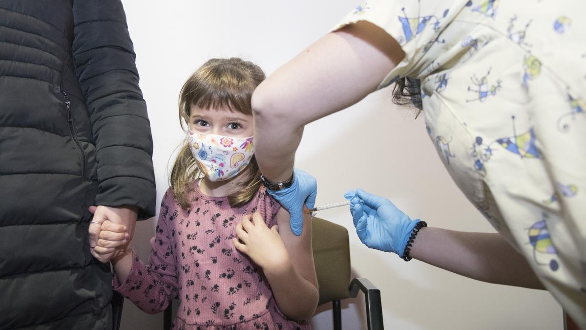 Una sanitària vacuna la Núria Vendrell contra la covid al Palau Firal de Manresa