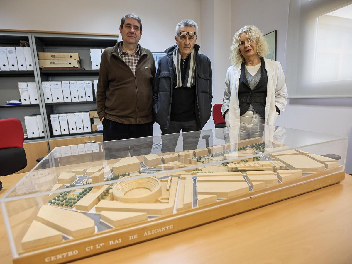 Justo Oliva, Javier García-Solera y María del Olmo, junto a una maqueta de Juan Antonio García Solera