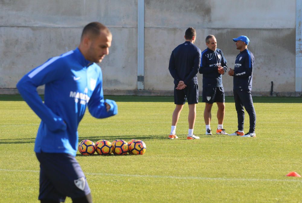 La primera plantilla, con la ausencia de Carlos Kameni y la visita del exmalaguista Juanmi, vuelve al trabajo tras las vacaciones de Navidad bajo las órdenes de Marcelo el ''Gato'' Romero.