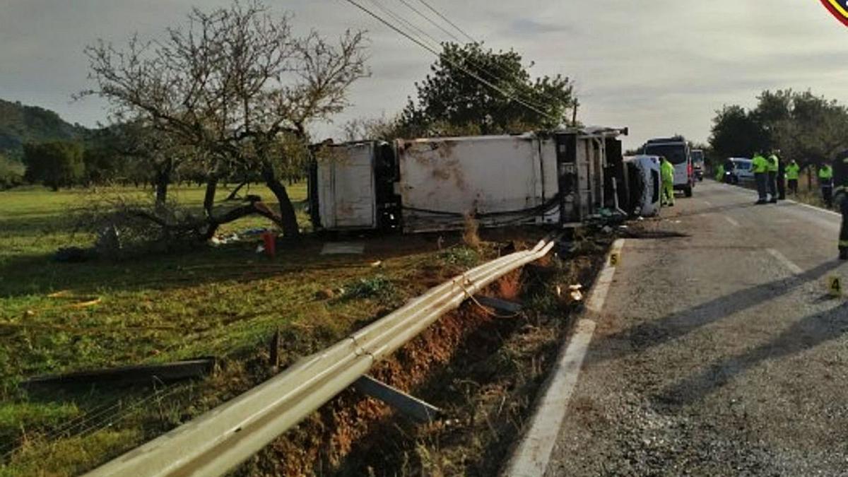 El camión en el que viajaban las dos víctimas volcó entre s’Esgleieta y Valldemossa. | BOMBERS DE MALLORCA