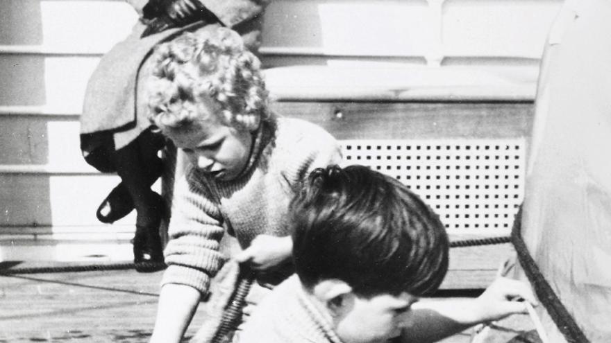 Una frase cariñosa hacia su abuela en la escritura de un niño de cinco años o una fotografía junto a su hermanita, la princesa Ana, a bordo del Britannia en abril de 1954 (en la foto), son algunos de los documentos que se publican ahora con motivo del próximo 60 cumpleaños de Carlos de Inglaterra.