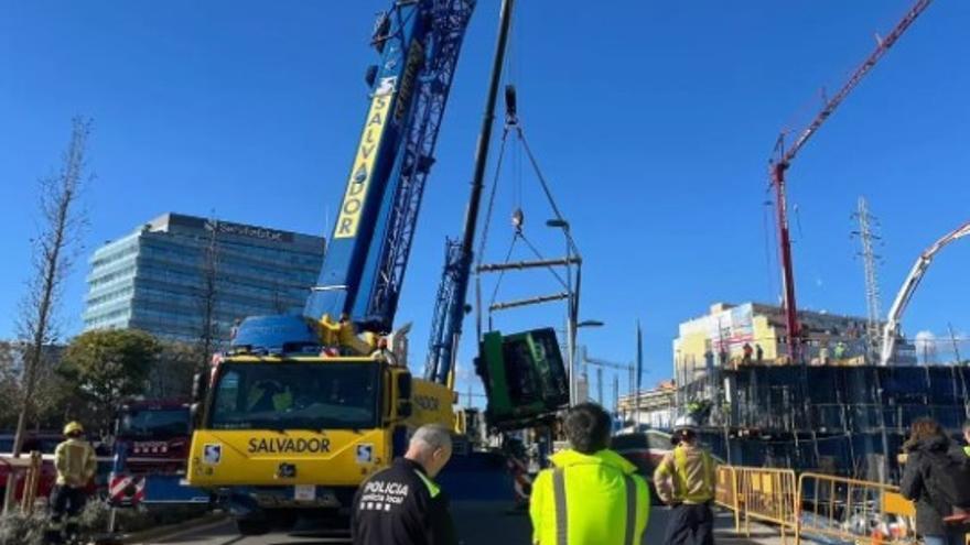 El conductor del bus accidentado de Barcelona avisó de que se encontraba mal antes de caer en el agujero