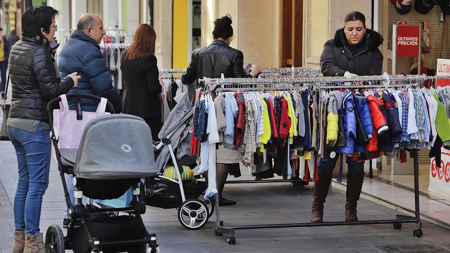 Una tienda de ropa de la calle Major
de Gandia, en una jornada de
«les botigues al carrer».
ximo ferri