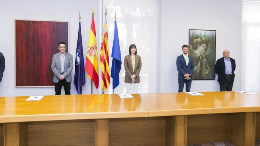 Representantes del ayuntamiento, de los empresarios y sindicatos de Gandia, tras la firma del pacto.