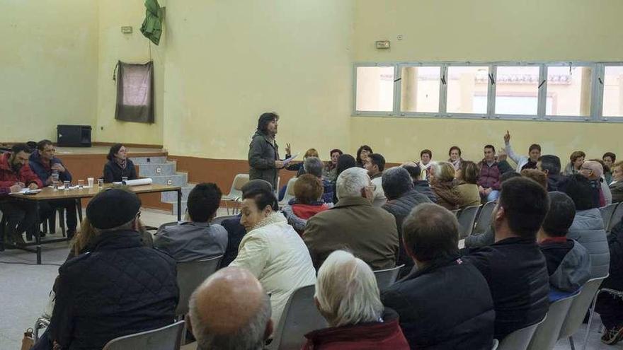 Teo NIeto, miembro de la Coordinadora Rural, dirigiéndose al público ayer en Fuentes de Ropel.