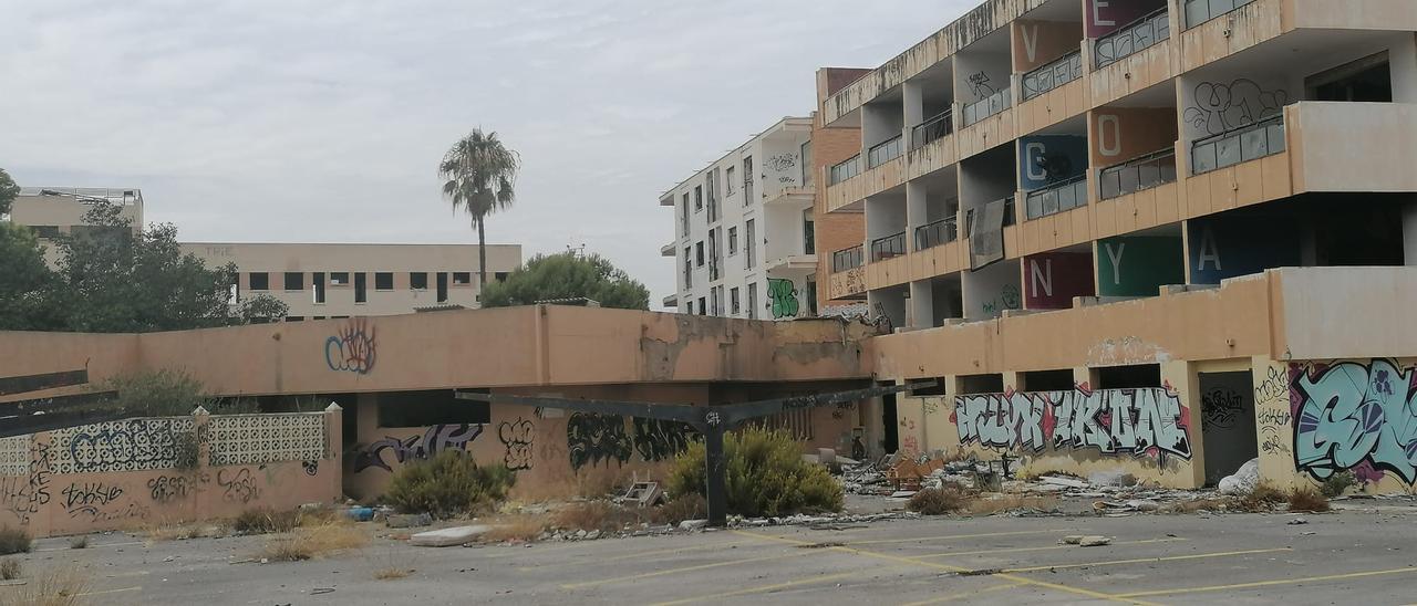 La antigua residencia de tiempo libre, actualmente abandonada, está ubicada en una de las entradas a Sant Joan d&amp;apos;Alacant, junto al polideportivo municipal.