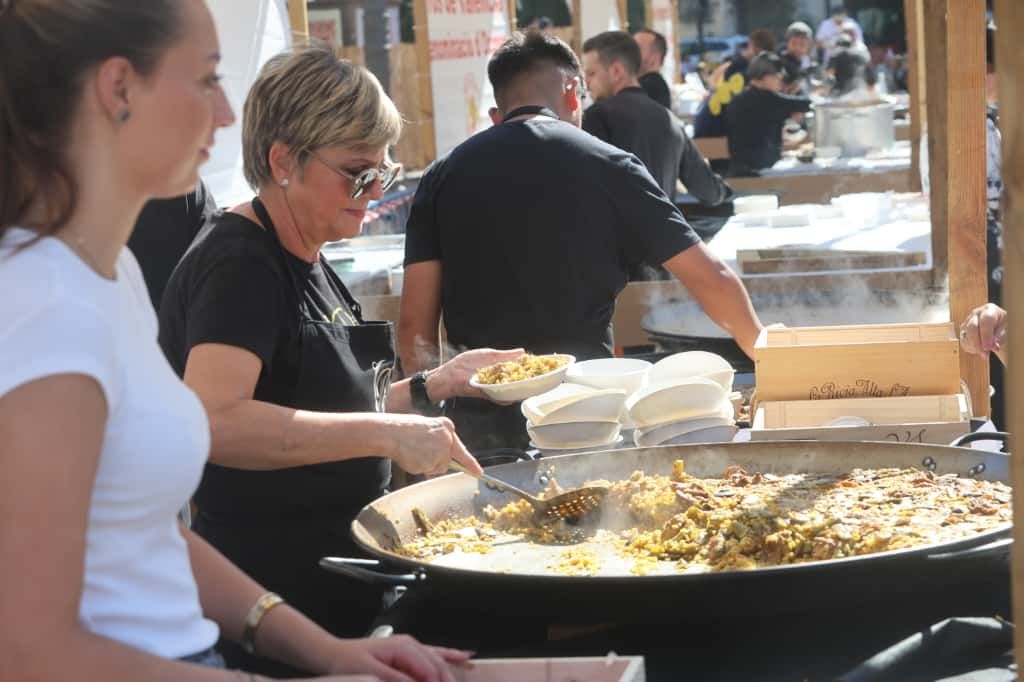 La plaza del Ayuntamiento de València se convierte en un gran restaurante al aire libre con el Tastarròs