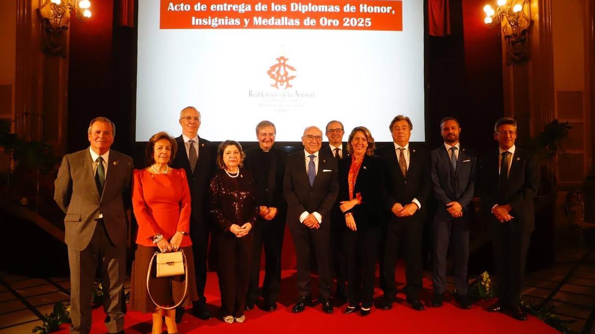 El Real Círculo de la Amistad de Córdoba entrega sus insignias de oro 2025