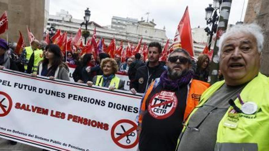 Los manifestantes exigieron la subida de las pensiones y su garantía para generaciones venideras.