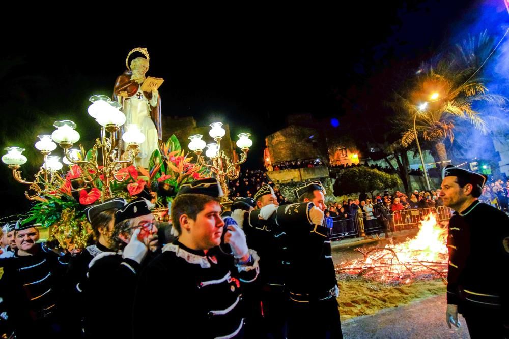 Elda arropa a San Antón pese al frío