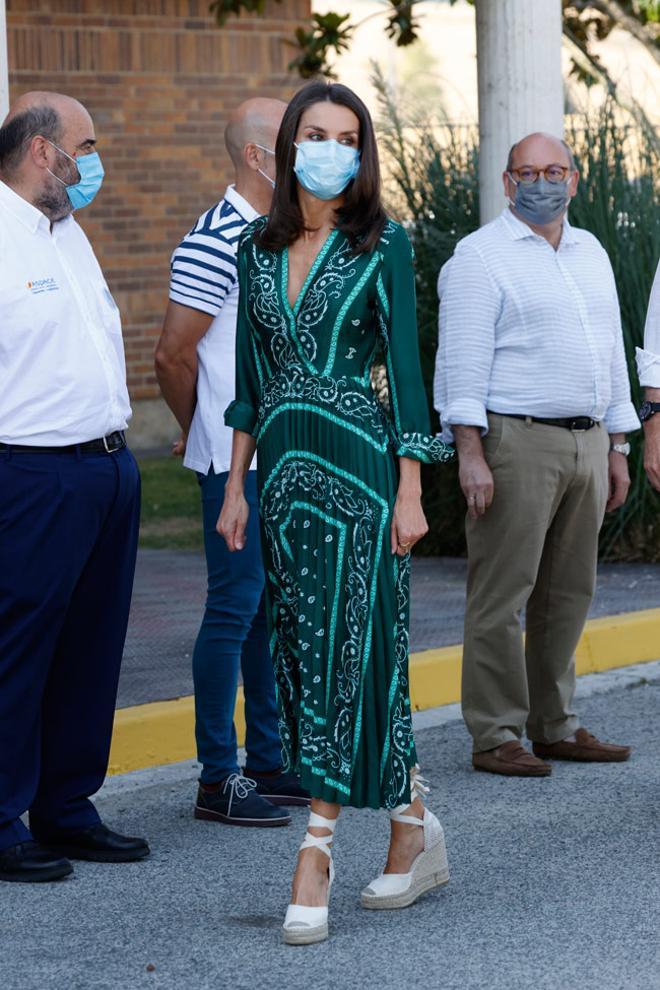 El vestido estampado de Sandro de la reina Letizia en Navarra