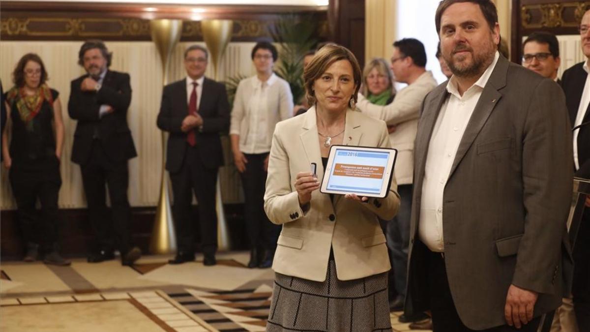 El vicepresident Oriol Junqueras entrega los presupuestos a la presidenta del Parlament, Carme Forcadell.