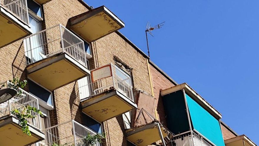 El voladizo de 700 kilos que se desprendió de un edificio de Pablo Morillo en Zamora obliga a cortar al tráfico la calle