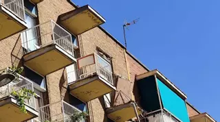 El voladizo de 700 kilos que se desprendió de un edificio de Pablo Morillo en Zamora obliga a cortar al tráfico la calle