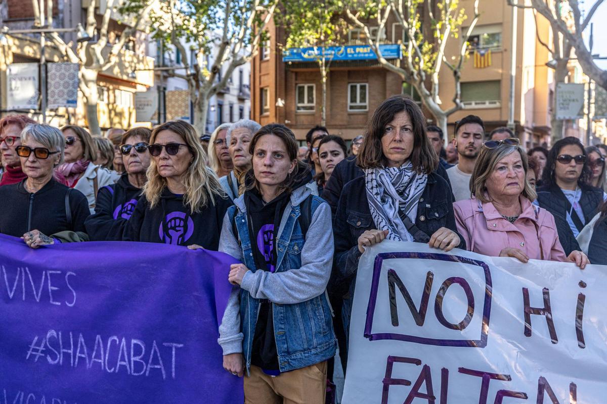 Concentración contra la violencia vicaria por el asesinato de una vecina del Prat del Llobregat de 43 años y de sus dos hijos de 8 años, presuntamente a manos de su marido.