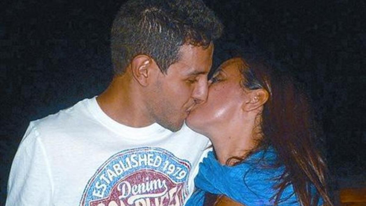 Imitación 8 Muchas parejas se besaron en protesta por el arresto.