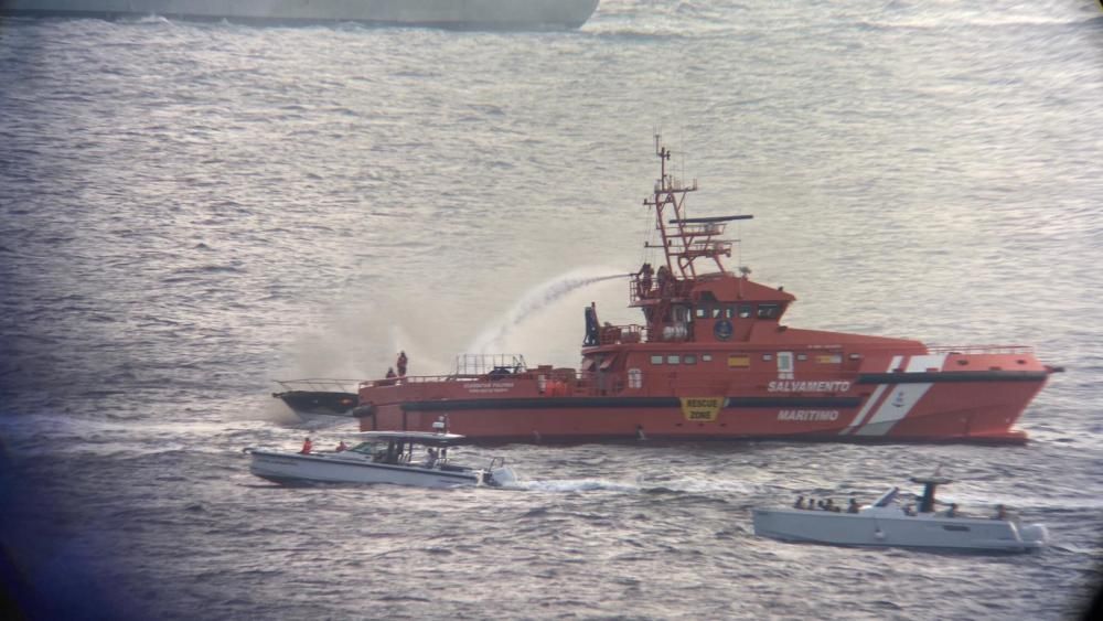 Rescatan a los cuatro ocupantes de un yate al incendiarse en las Malgrats