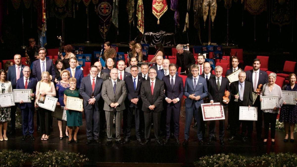 En el centro el alcalde, José Antonio Serrano, el político Alberto Castillo y el consejero Marcos Ortuño, con todos los premiados.
