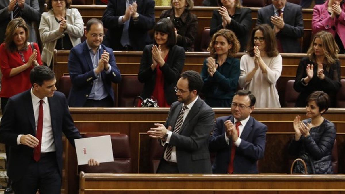 Pedro Sánchez recibe el aplauso de su grupo, en la segunda votación de la investidura, el pasado viernes en el Congreso.