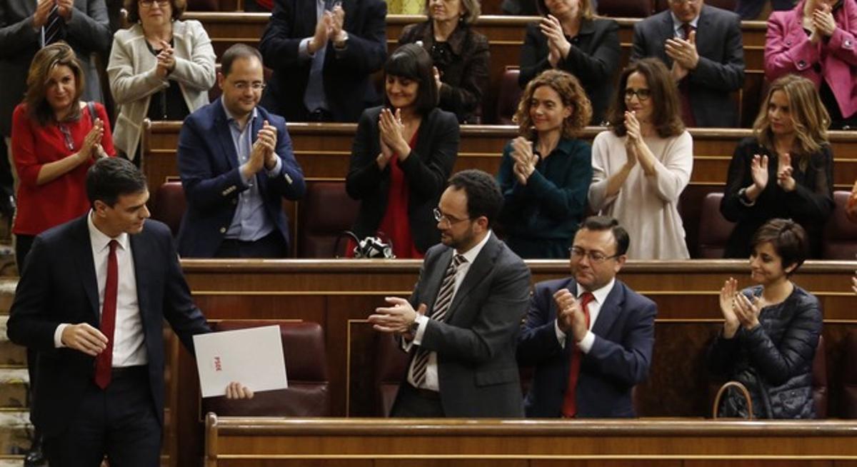 Pedro Sánchez recibe el aplauso de su grupo, el pasado viernes en el Congreso.