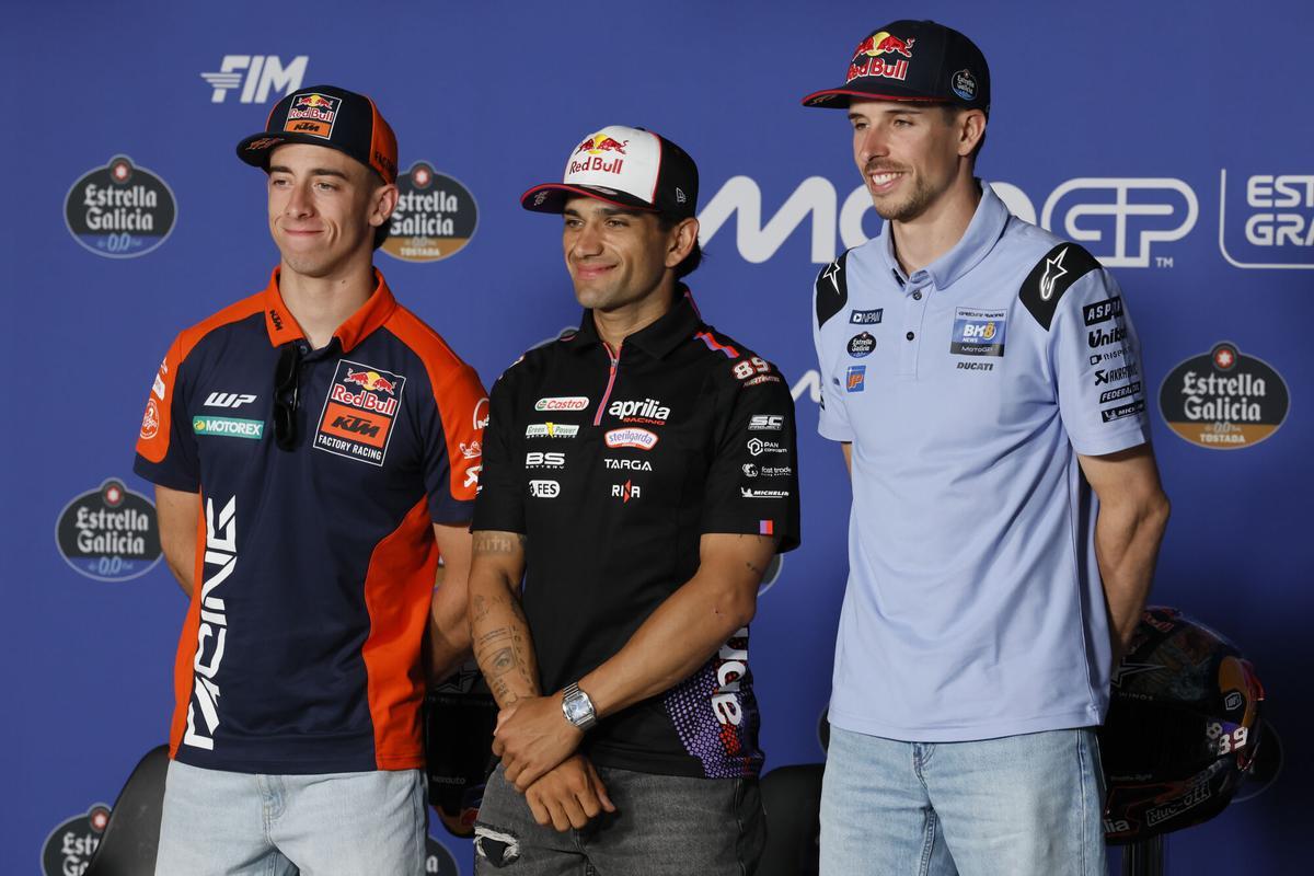 JEREZ DE LA FRONTERA (CÁDIZ), 23/04/2026.- (izda a dcha) Los pilotos españoles de MotoGP Pedro Acosta, Jorge Martín y Alex Márquez durante la rueda de prensa previa al Gran Premio de España de Motociclismo, este jueves en Jerez de la Frontera. EFE/ José Manuel Vidal