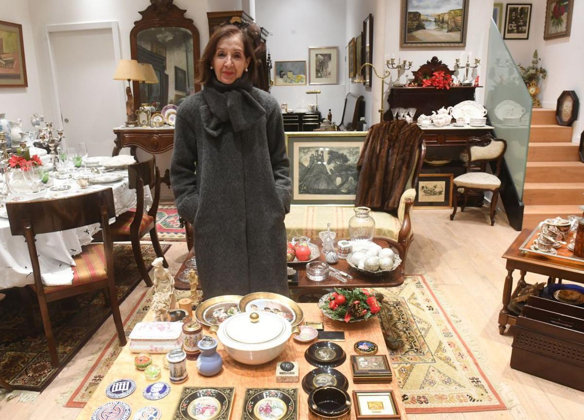 María Teresa Fernández posa en el rastrillo del Club de Leones. | // CARLOS PARDELLAS